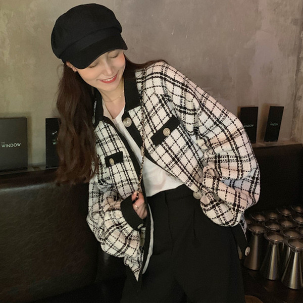 Tavaszi női fekete-fehér gombos kabát