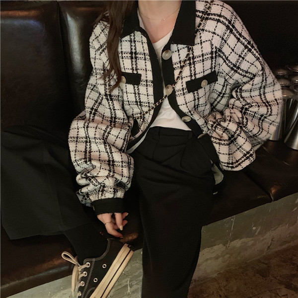 Tavaszi női fekete-fehér gombos kabát