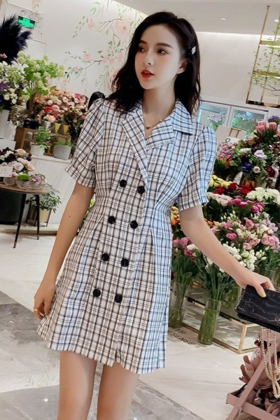 Kockás női ruha rövid ujjal és gombokkal