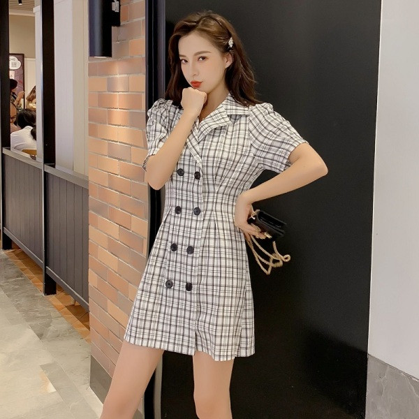 Kockás női ruha rövid ujjal és gombokkal
