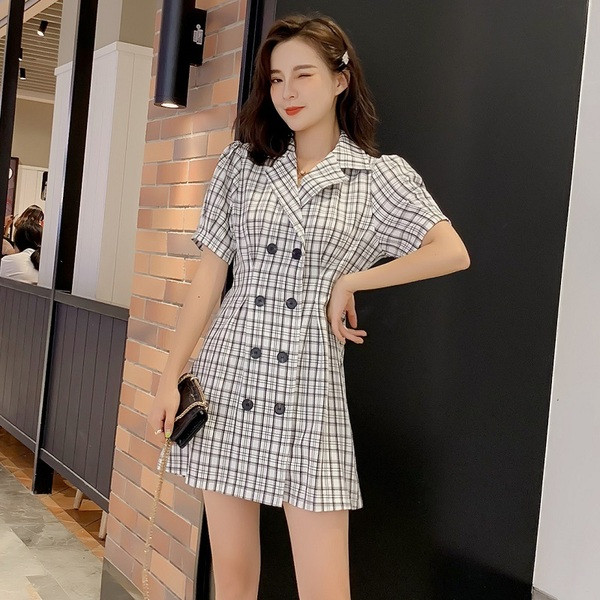 Kockás női ruha rövid ujjal és gombokkal