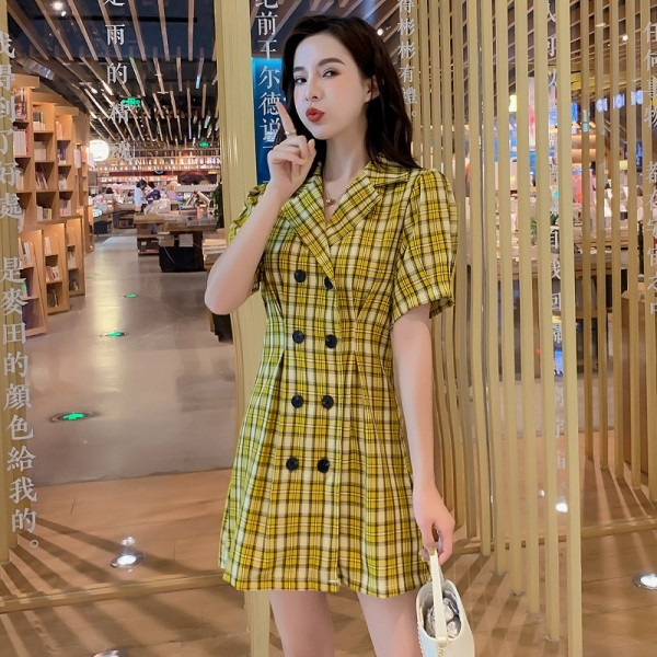 Kockás női ruha rövid ujjal és gombokkal