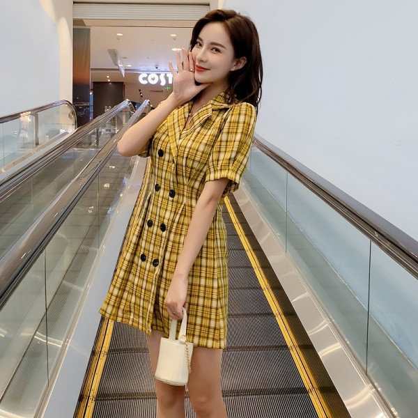 Kockás női ruha rövid ujjal és gombokkal