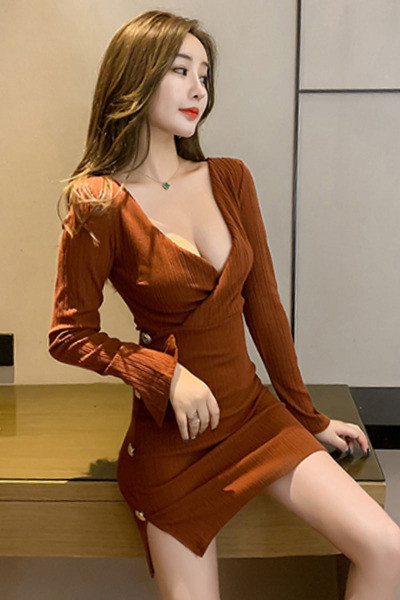 Rochie de damă moale, realizată din tricot subțire, cu decolteu în V și nasturi