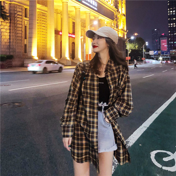 Rūtains sieviešu krekls ar apdruku mugurpusē