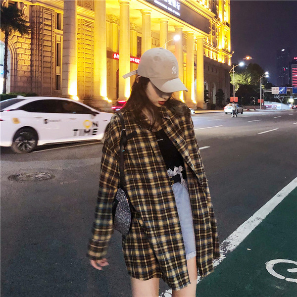 Rūtains sieviešu krekls ar apdruku mugurpusē