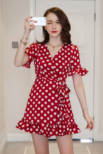 Moderna sieviešu punktveida kleita ar īsām piedurknēm un špica kakla izgriezumu