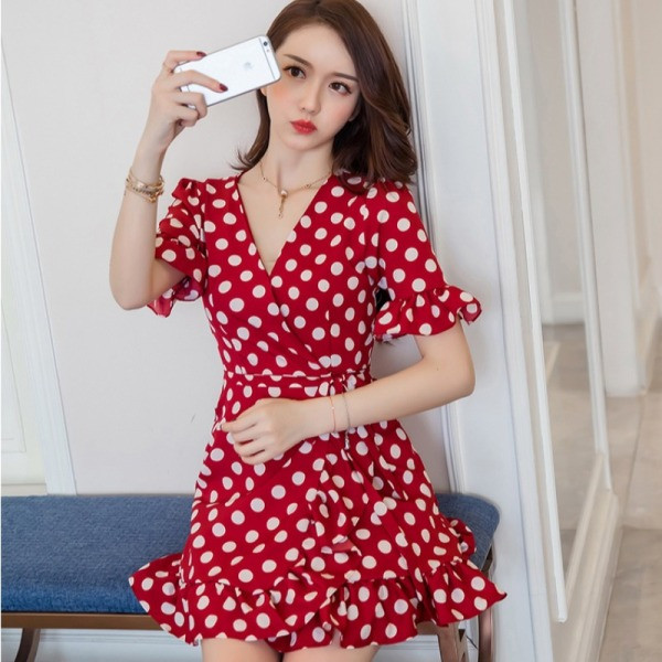 Moderna sieviešu punktveida kleita ar īsām piedurknēm un špica kakla izgriezumu