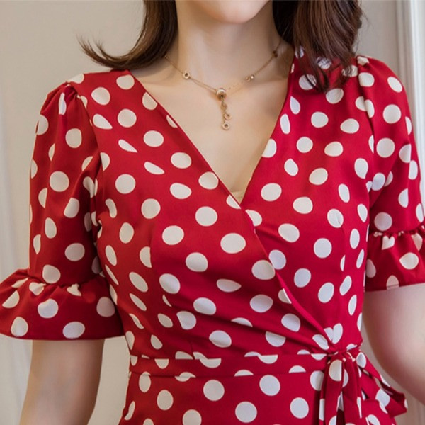 Moderna sieviešu punktveida kleita ar īsām piedurknēm un špica kakla izgriezumu