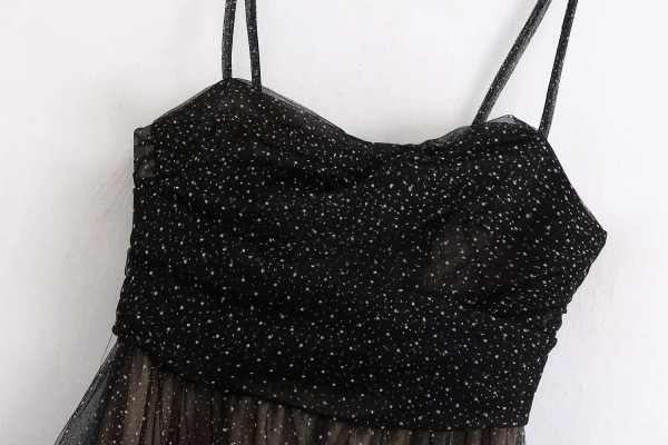 Modern női ruha szabású modell tüllel és fürtökkel