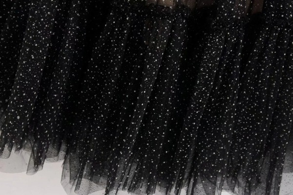 Modern női ruha szabású modell tüllel és fürtökkel