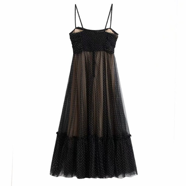 Modern női ruha szabású modell tüllel és fürtökkel