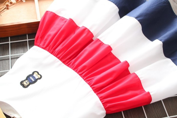 Šiuolaikinė vaikiška dryžuota suknelė su ovalia iškirpte ir siuvinėjimais