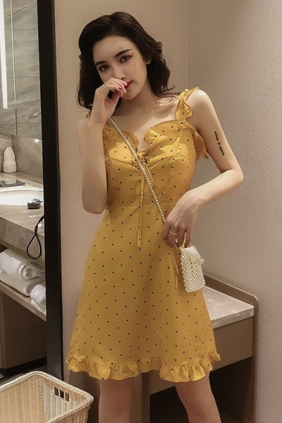 Laisvalaikio moteriška suknelė su petnešėlėmis ir garbanomis