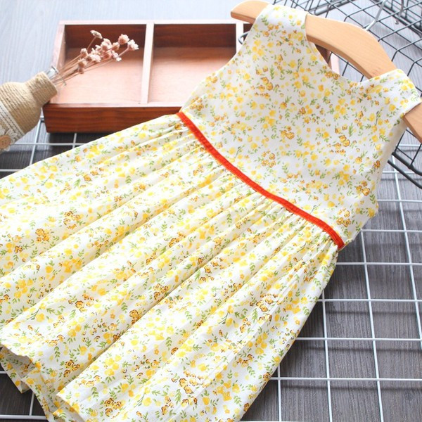 Új modell színes gyerekruha virágos motívumokkal - szabású modell