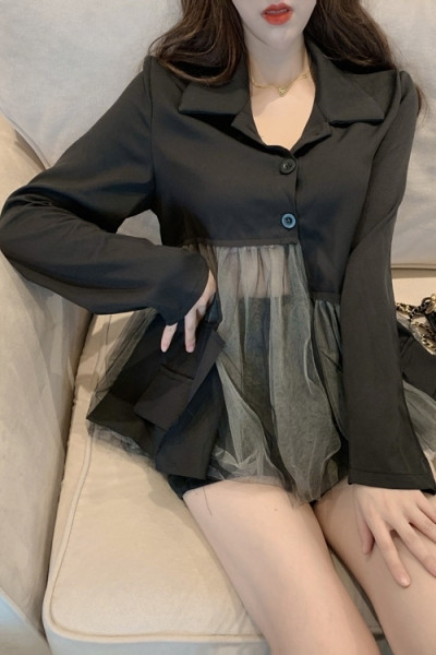 Melns sieviešu krekls ar klasisku apkakli, pogām un tillu