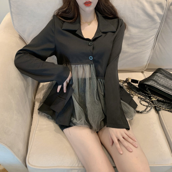 Melns sieviešu krekls ar klasisku apkakli, pogām un tillu