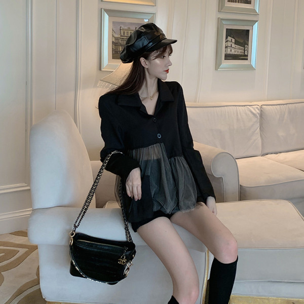 Melns sieviešu krekls ar klasisku apkakli, pogām un tillu