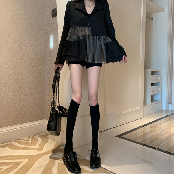 Melns sieviešu krekls ar klasisku apkakli, pogām un tillu