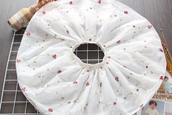 Mūsdienīgi bērnu svārki ar tillu un izšuvumu baltā krāsā