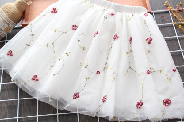 Mūsdienīgi bērnu svārki ar tillu un izšuvumu baltā krāsā