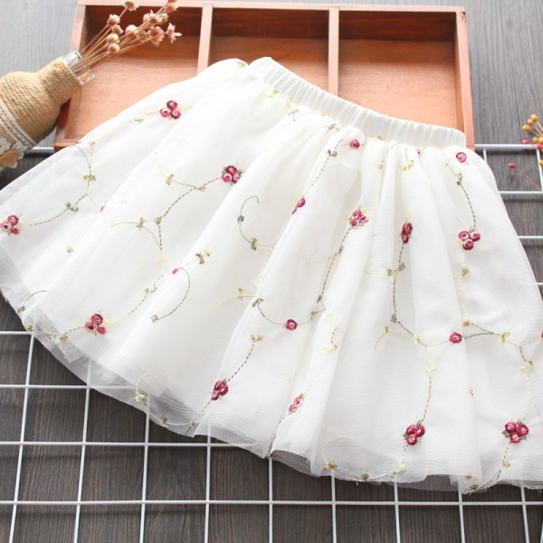 Mūsdienīgi bērnu svārki ar tillu un izšuvumu baltā krāsā