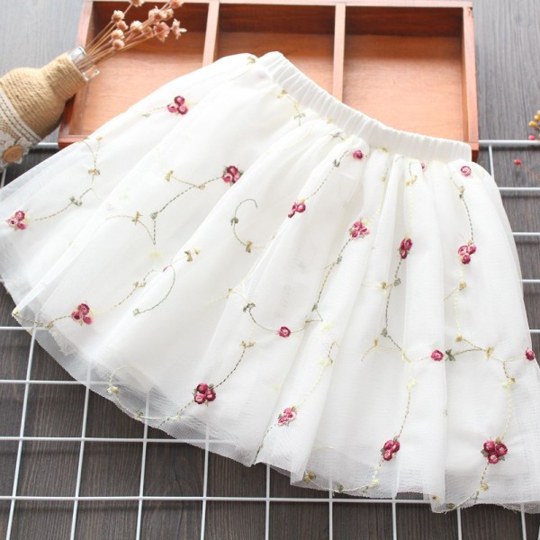 Mūsdienīgi bērnu svārki ar tillu un izšuvumu baltā krāsā