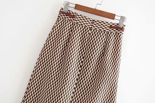 Modern női rakott szoknya bőr övvel és fém elemmel