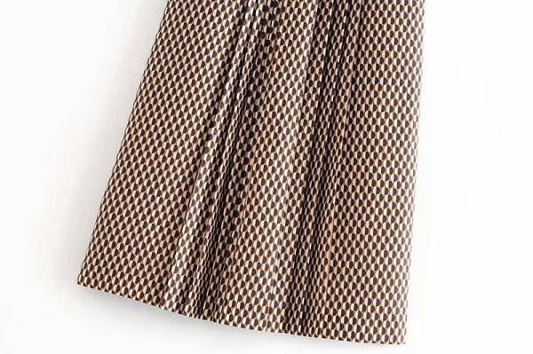 Modern női rakott szoknya bőr övvel és fém elemmel