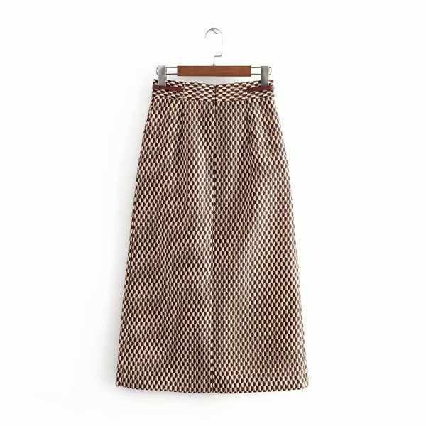 Modern női rakott szoknya bőr övvel és fém elemmel