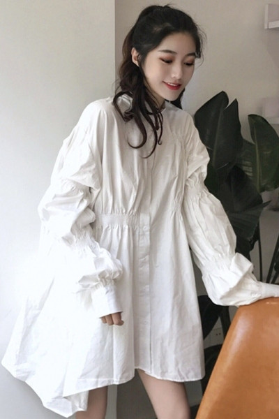 Aktuális női ruha széles modell ovális nyakkivágással és hosszú ujjakkal