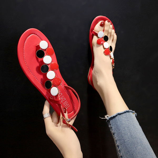 Moteriškos šiuolaikiškos basutės lygiais padais ir spalvotomis sagomis