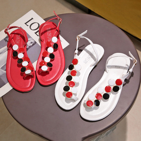 Moteriškos šiuolaikiškos basutės lygiais padais ir spalvotomis sagomis