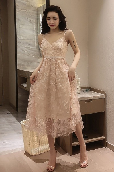 Modern női ruha vékony pántokkal és csipkével