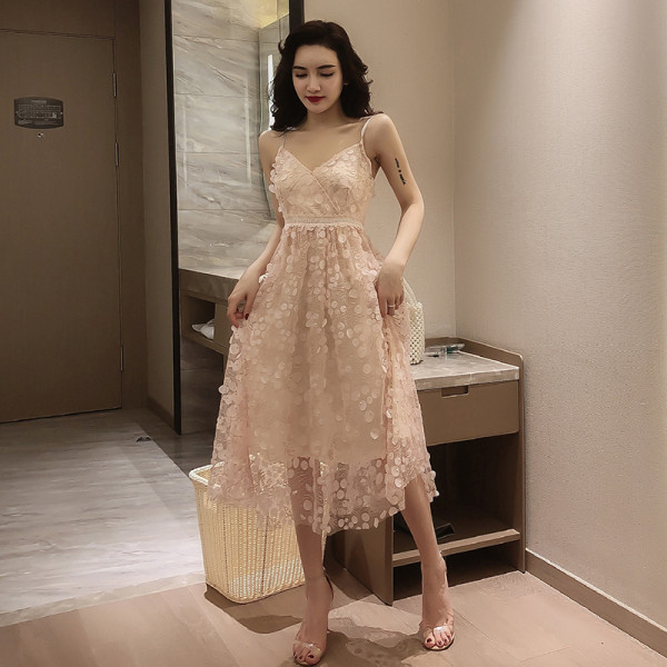 Modern női ruha vékony pántokkal és csipkével