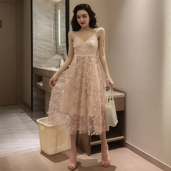 Modern női ruha vékony pántokkal és csipkével