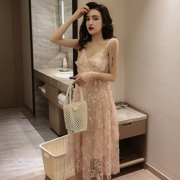 Modern női ruha vékony pántokkal és csipkével