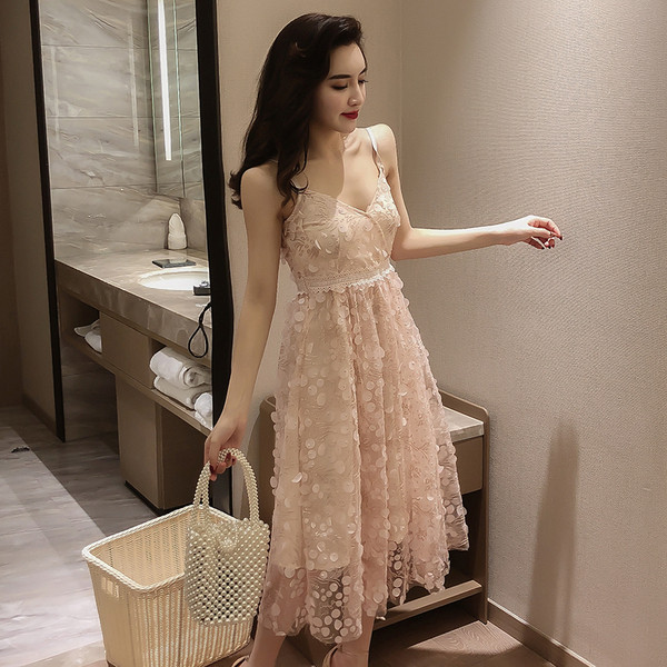 Modern női ruha vékony pántokkal és csipkével