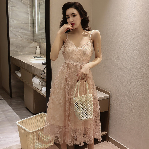 Modern női ruha vékony pántokkal és csipkével