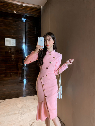 Stilīga sieviešu kleita ar garām piedurknēm un pogām