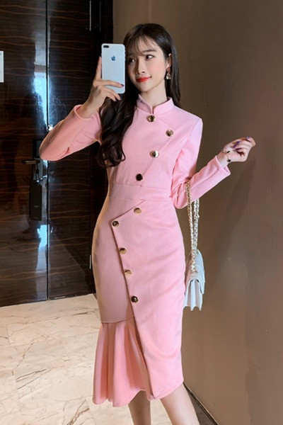 Stilīga sieviešu kleita ar garām piedurknēm un pogām