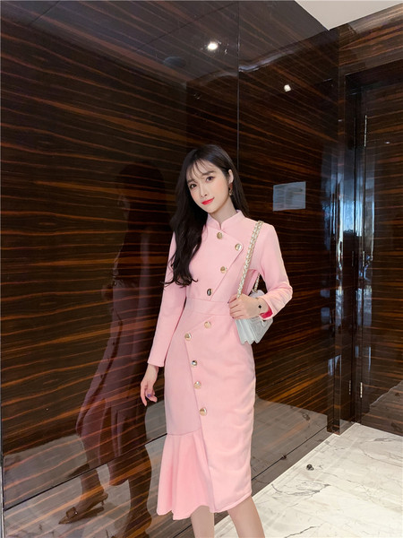 Stilīga sieviešu kleita ar garām piedurknēm un pogām