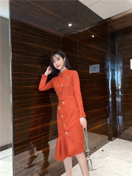 Stilīga sieviešu kleita ar garām piedurknēm un pogām