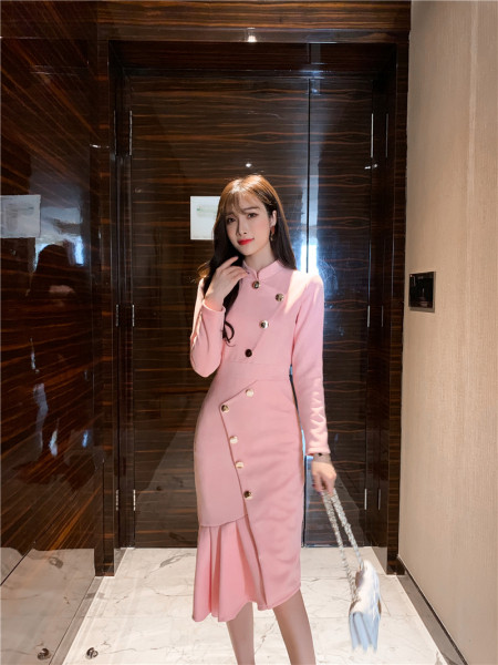 Stilīga sieviešu kleita ar garām piedurknēm un pogām