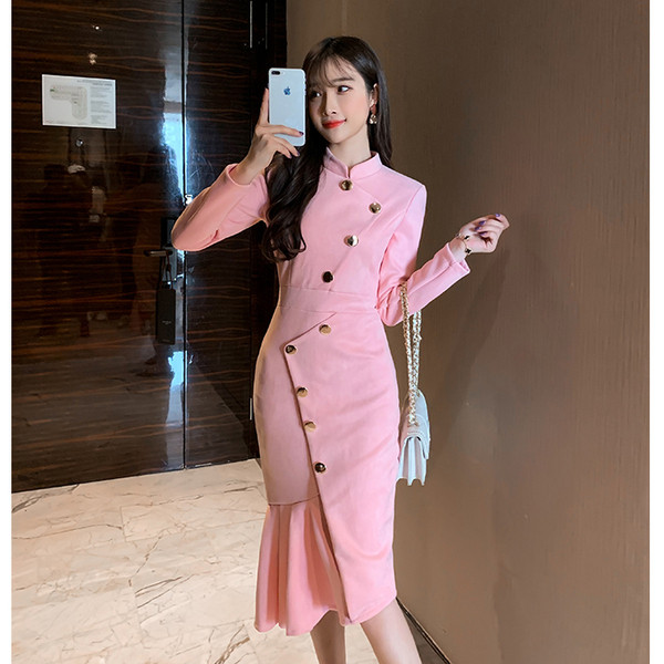 Stilīga sieviešu kleita ar garām piedurknēm un pogām