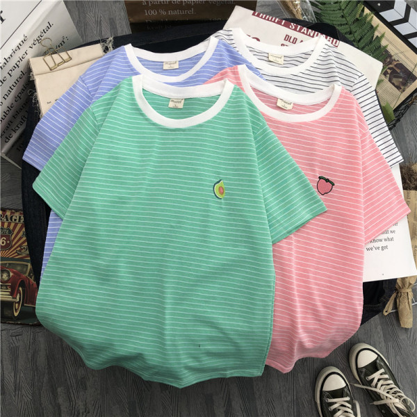 Svītrains sieviešu t-krekls ar ovālu kakla izgriezumu un aplikāciju