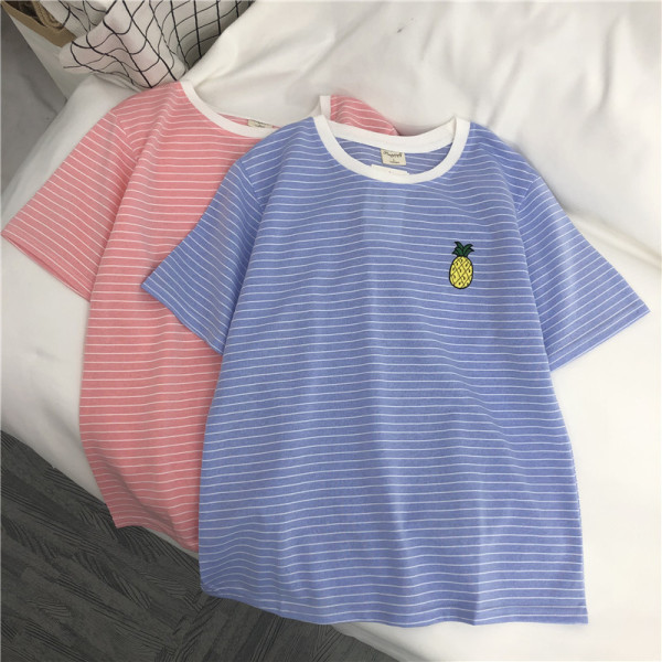 Svītrains sieviešu t-krekls ar ovālu kakla izgriezumu un aplikāciju