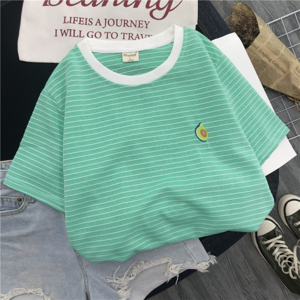 Svītrains sieviešu t-krekls ar ovālu kakla izgriezumu un aplikāciju