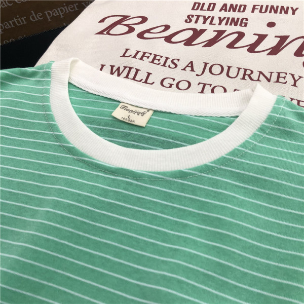 Svītrains sieviešu t-krekls ar ovālu kakla izgriezumu un aplikāciju