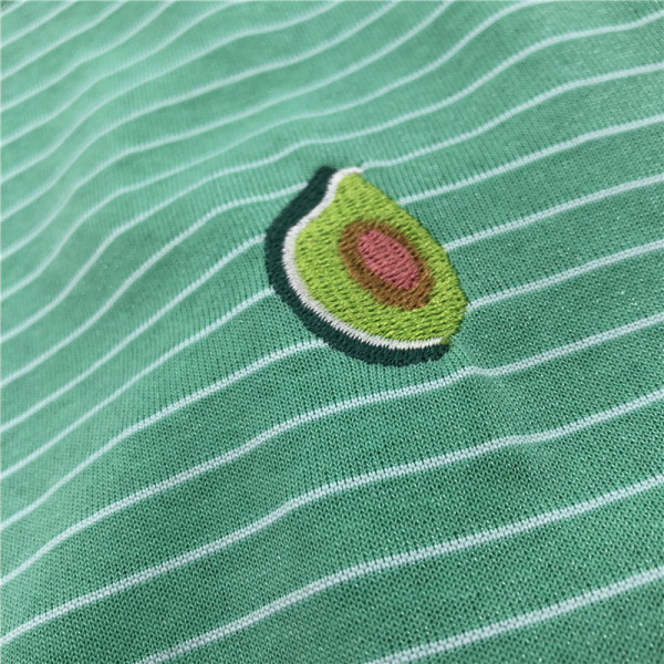 Svītrains sieviešu t-krekls ar ovālu kakla izgriezumu un aplikāciju